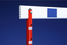 Překážka tréninková ocelová zahnutá 68-106 cm PP-178